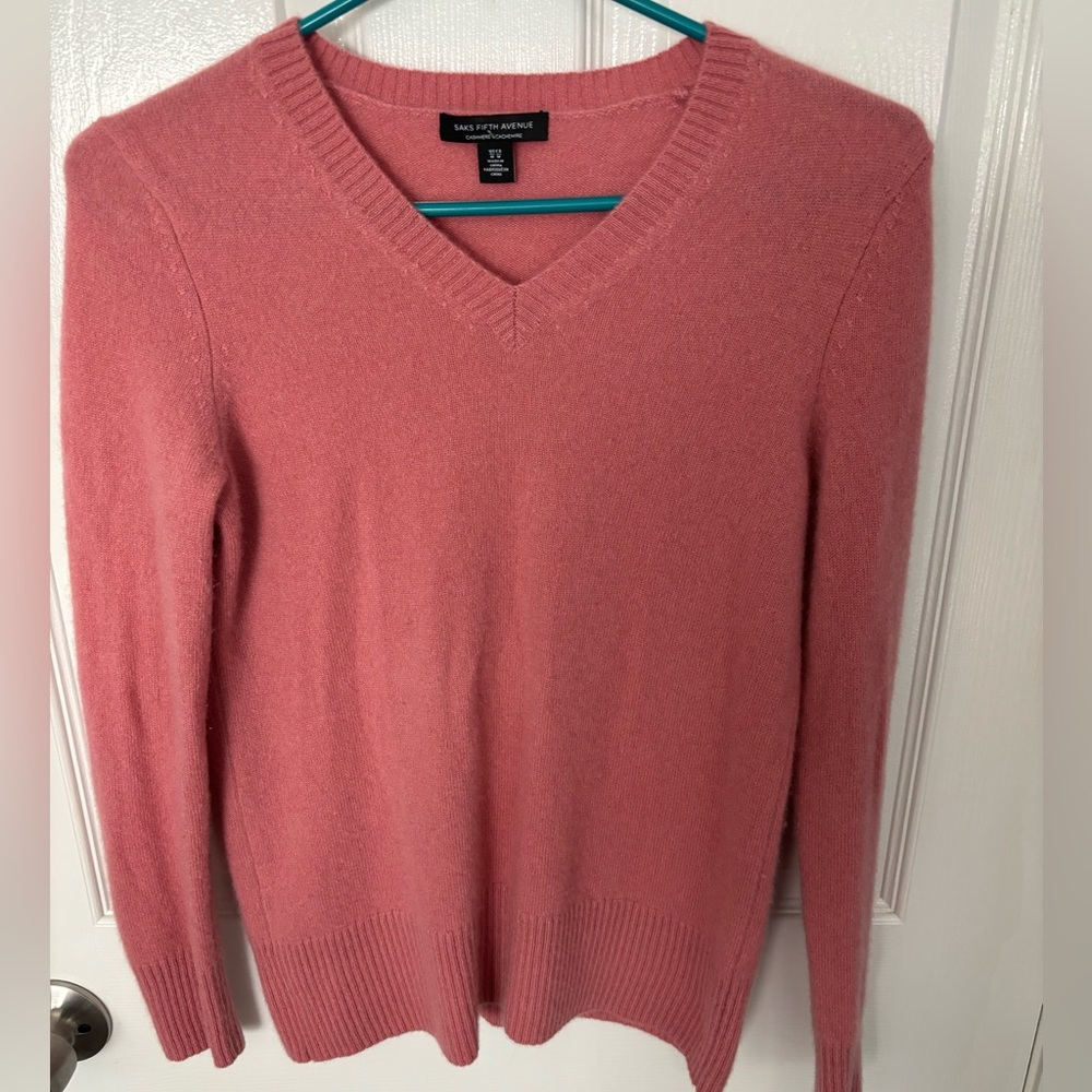 NWOT- Saks Fifth Avenue women’s pink cashmere V-Neck Sweater size Medium